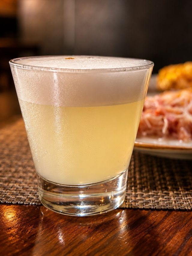 Benny Sour servido en copa con espuma sedosa