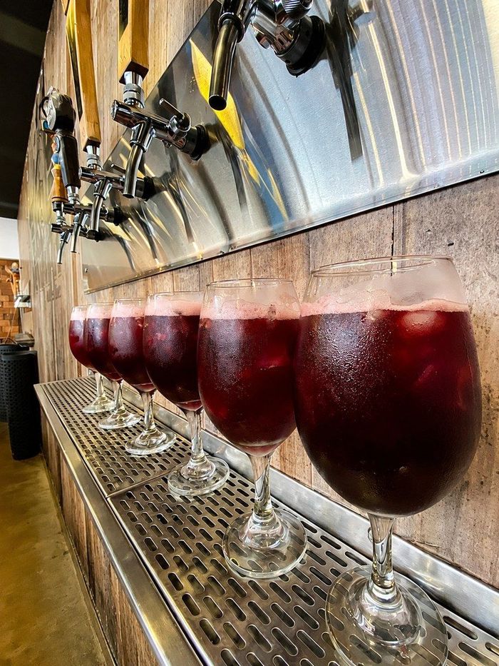 Línea de copas de Tinto de Verano servidas desde los grifos del sistema draft Benny Barrel