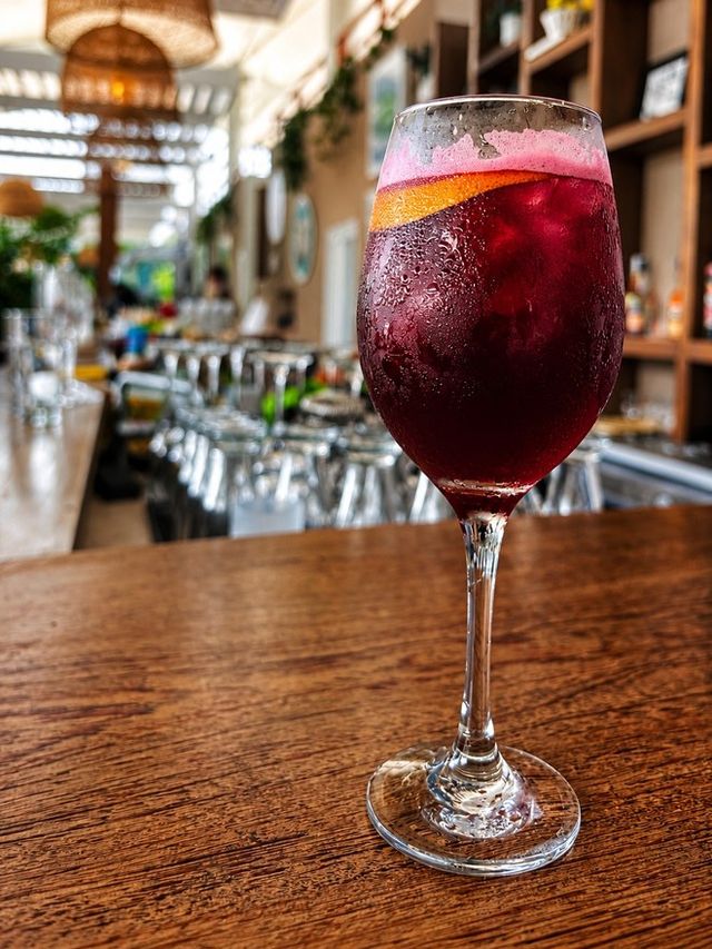 Tinto de Verano servido en copa con hielo y media luna de naranja